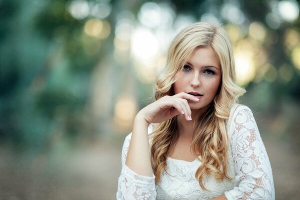 Rubia modelo en vestido blanco