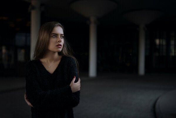 Retrato de una chica con un suéter negro