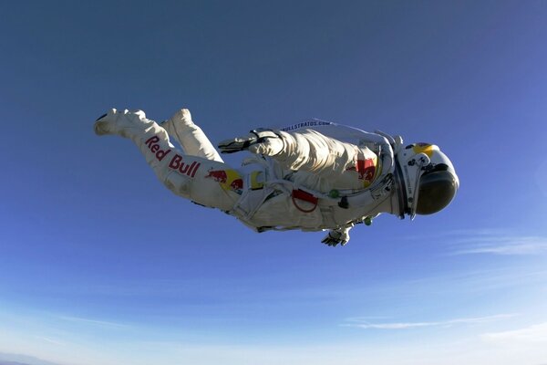 Der Flug eines Mannes im blauen Himmel