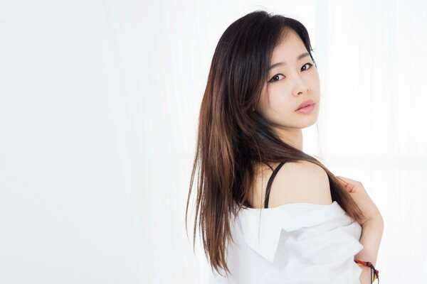 Chica asiática en camisa blanca