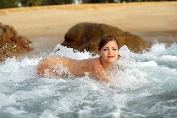 Amelie nue aux yeux gris dans l eau