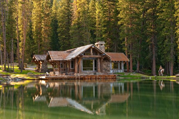 Dom nad jeziorem w lesie