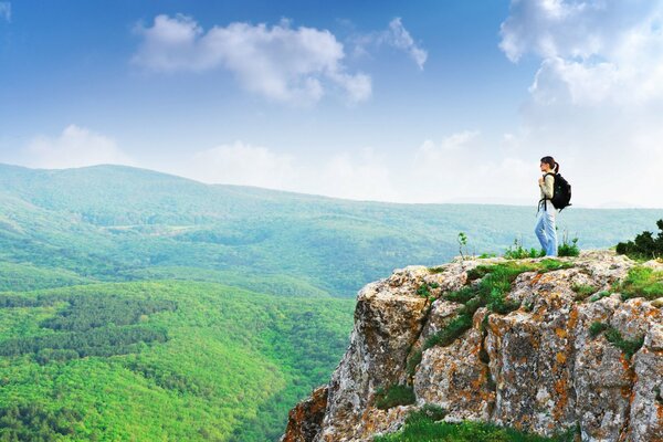 Ragazza sul fianco della montagna