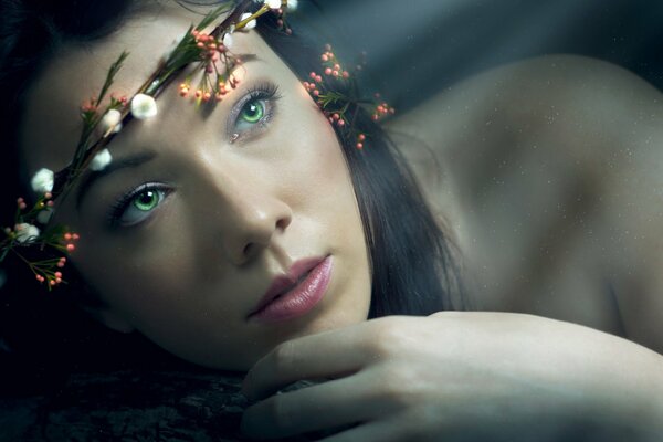 Portrait d une fille aux yeux verts avec une Couronne scintillante