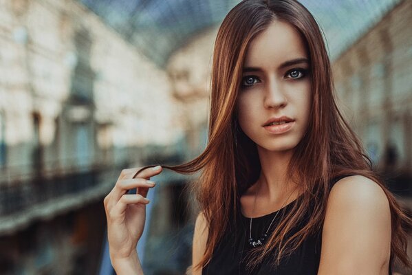 Fille avec maquillage sombre sur fond de ville