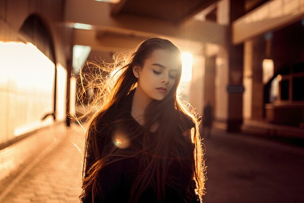 Ragazza con i capelli lunghi in raggi di sole