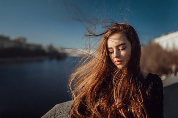 Mädchen in der Natur mit fliegenden Haaren