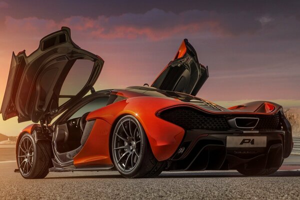 Orange McLaren mit offenen Türen