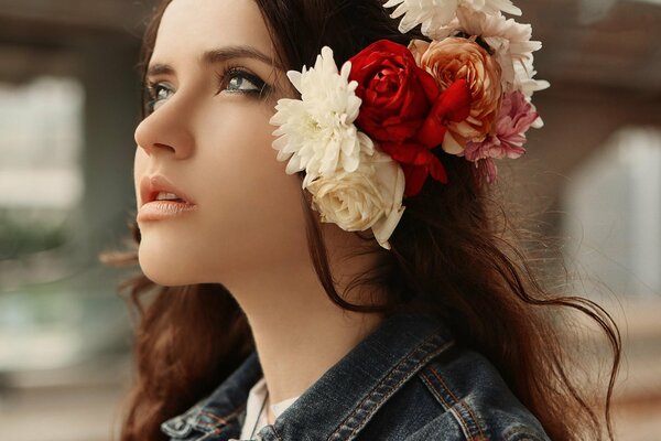 Hermosa chica posando para una foto con flores en la cabeza