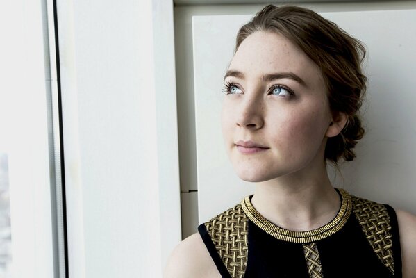 Retrato de Saoirse Ronan en el hotel Grand Budapest