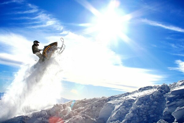 Sube al cielo hacia el sol en una moto de nieve