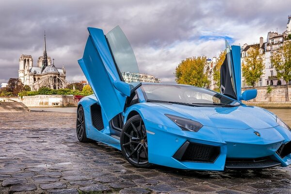 Blauer Lamborghini mit offenen Türen in Paris