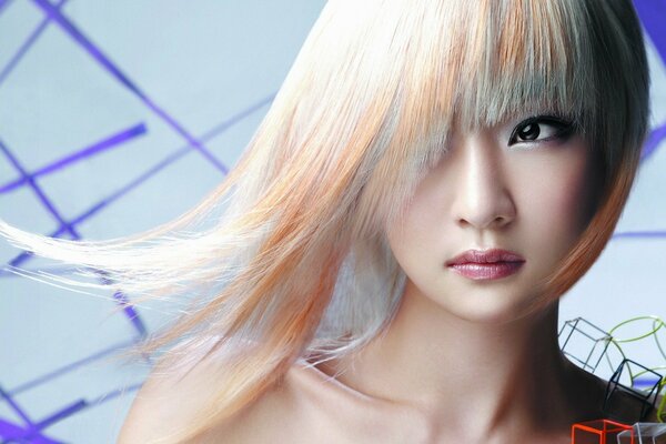 Schlanke blonde asiatische Frau mit leichtem Make-up