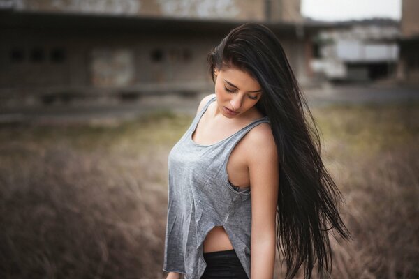 Suave y fría chica con el pelo largo