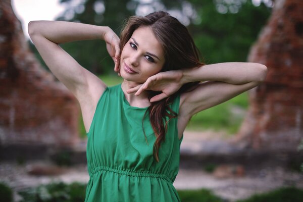 Model Loretta in a green dress