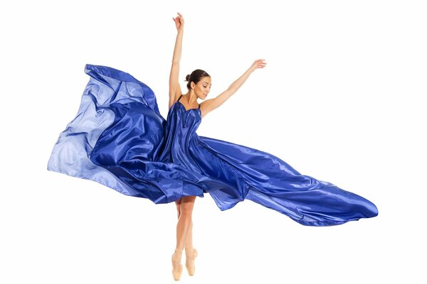Девушка в синем платье танцует