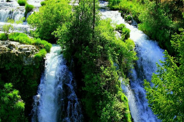 Hermosa pequeña cascada en el bosque