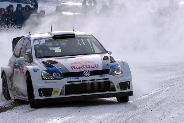 Rally en la nieve del coche blanco