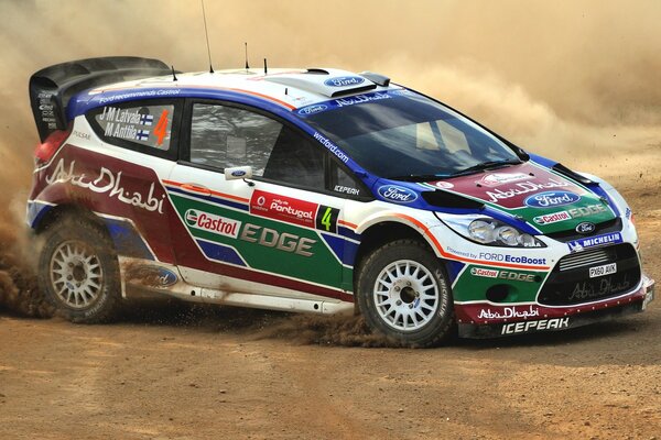 Ford fiesta auf einer Sand-Rallye