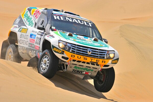 Un Suv sportivo partecipa a un rally nel deserto