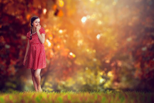 Chica con vestido rojo en otoño