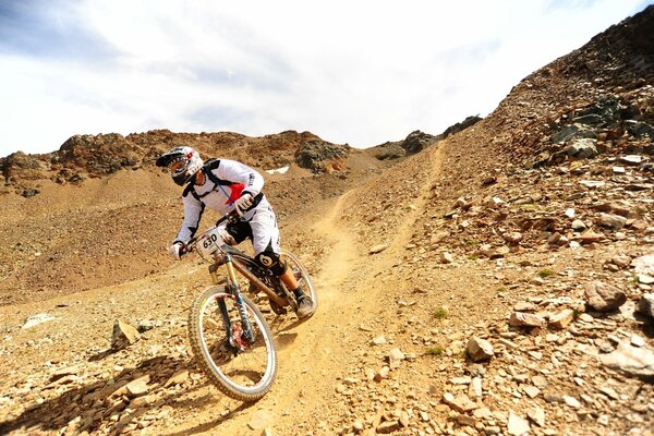 Ciclista in sella a una brusca discesa