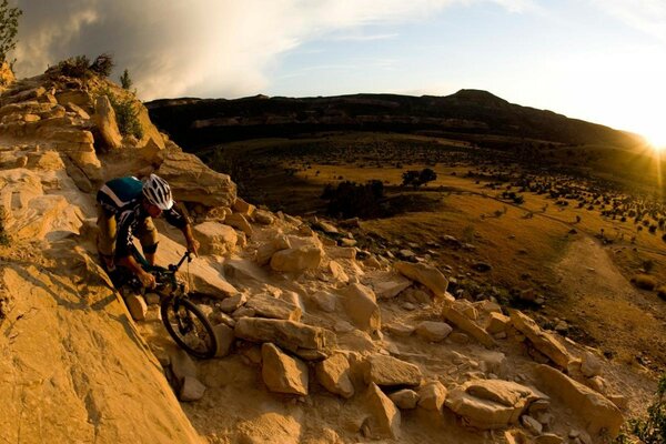 Велосипедист в шлеме едет по каньону