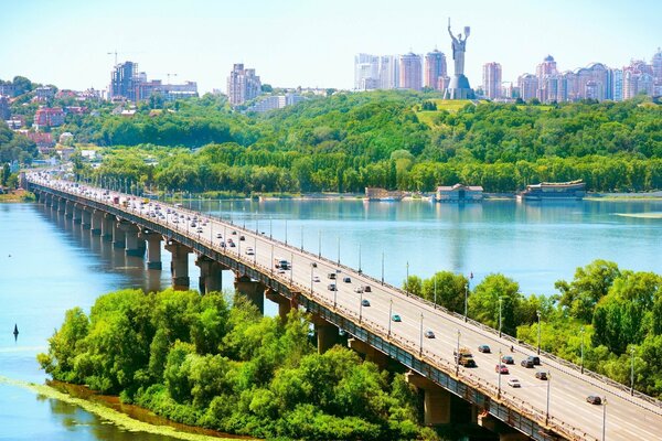 Paisaje urbano con puente sobre el río