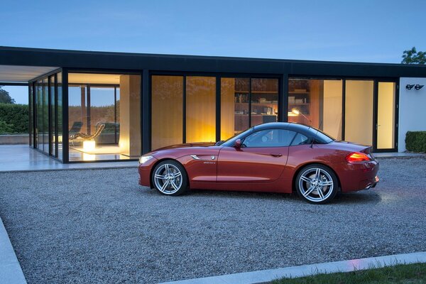 BMW rosso vicino alla casa