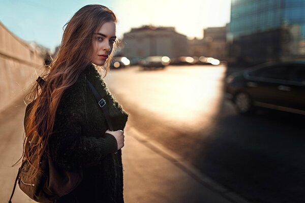 Foto del día, chica en el fondo de la ciudad