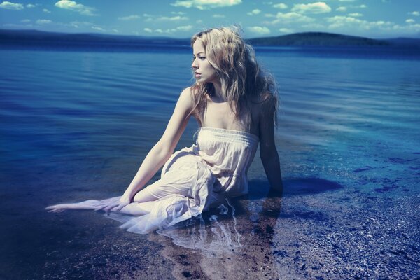 Chica en vestido blanco en el mar