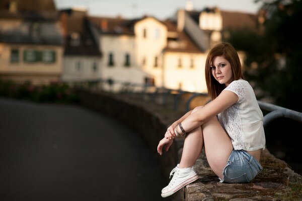 Adolescent sur le bord de la route