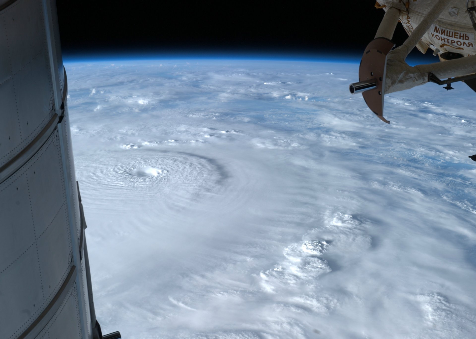 ouragan bopha iss terre nuages élément