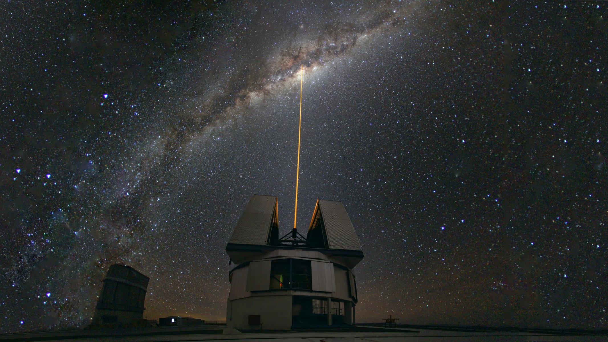 chile observatory milky way laser station shining paranal center