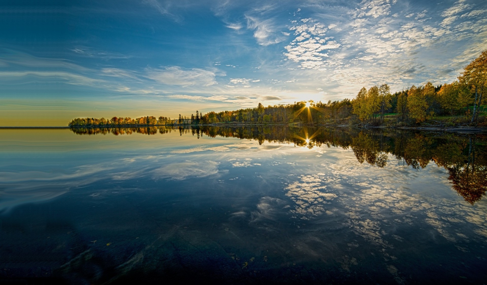 riflessione lago norvegia autunno alberi