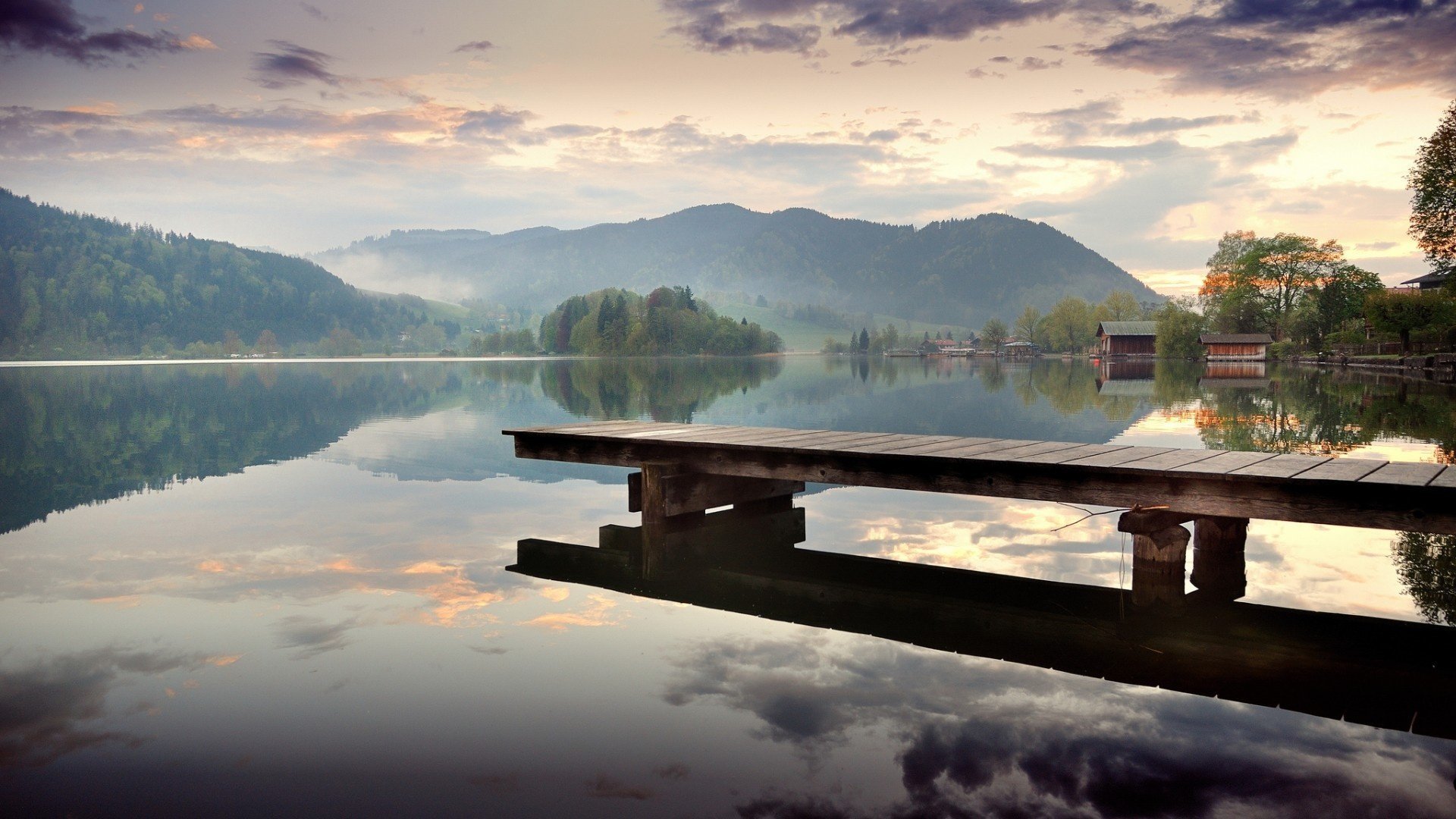 lago montagne specchio superficie liscia