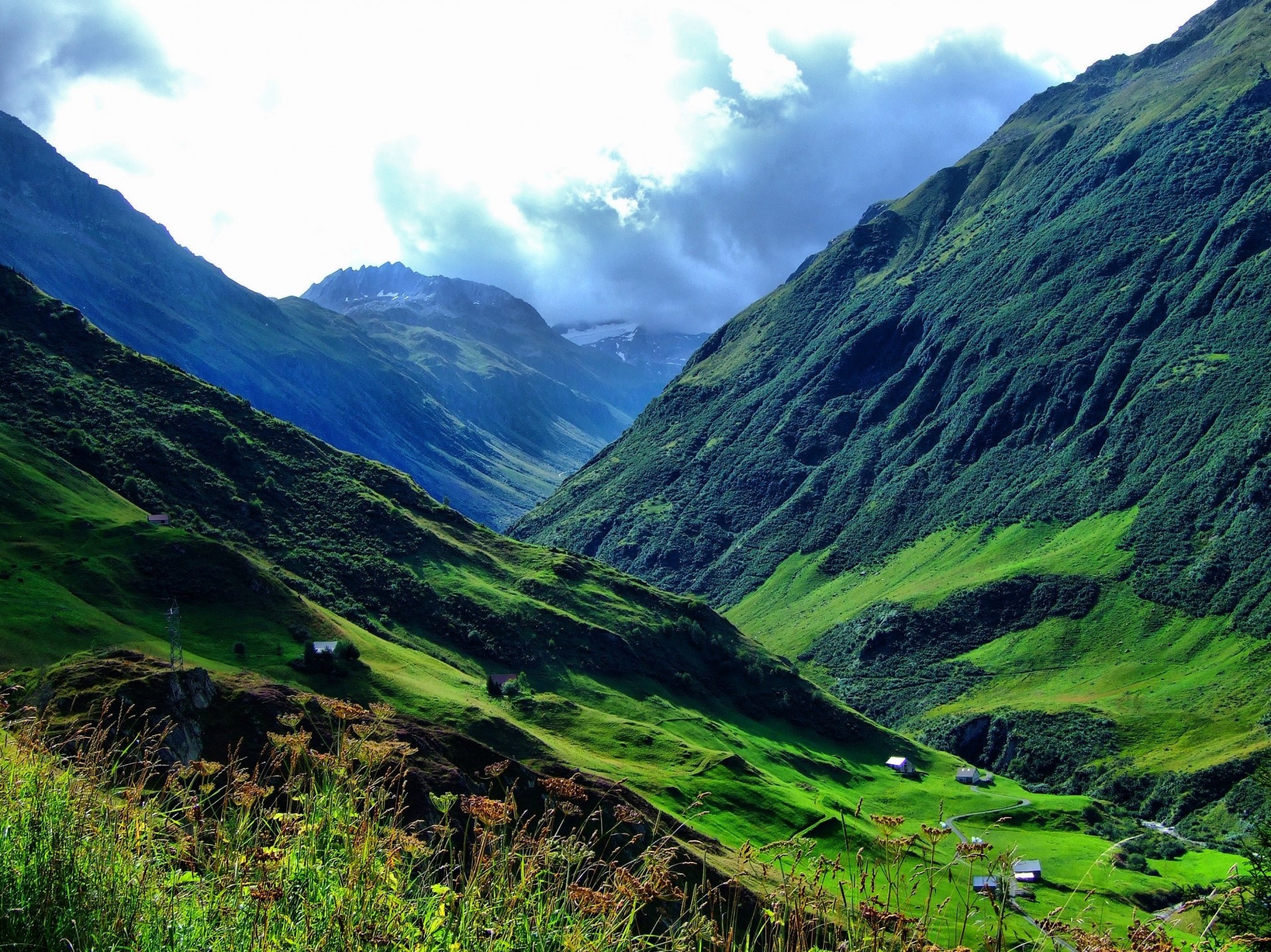 vue depuis le haut montagnes paysage suisse maisons