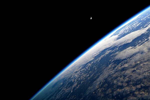 Der Mond ist wegen der Erde im Weltraum sichtbar