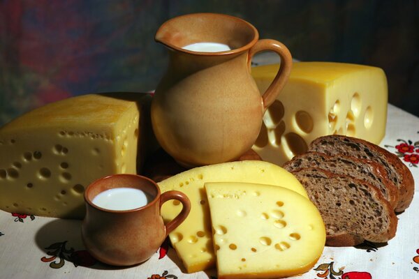 Productos lácteos leche queso y tres rebanadas de pan