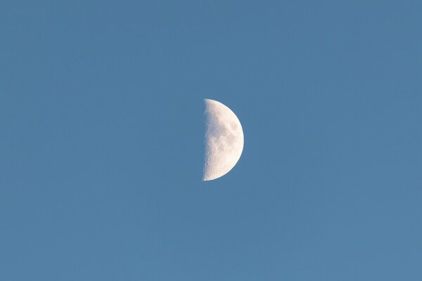 Monat auf blauem Himmel Hintergrund Tapete