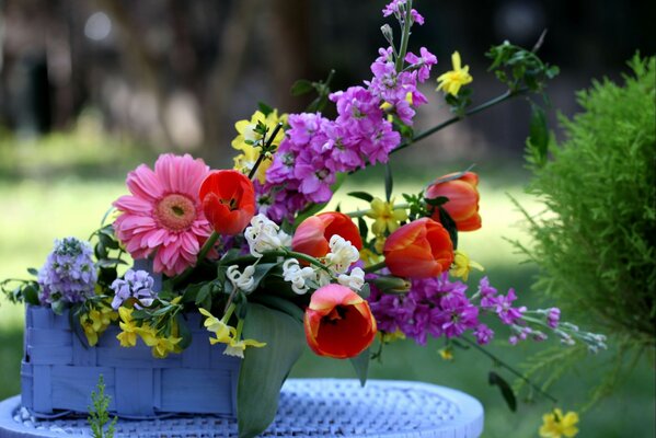 Schöner Blumenstrauß mit Tulpen im Korb