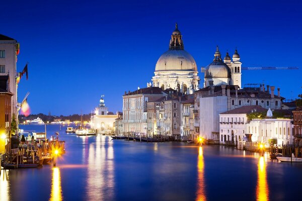 Grand canal à Venise le soir