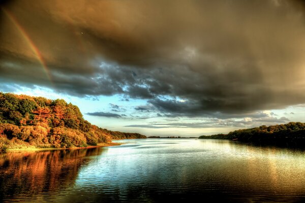 Ciel sombre au-dessus de la rivière