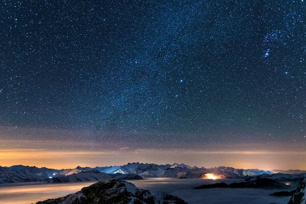 Sternenhimmel über den Bergen