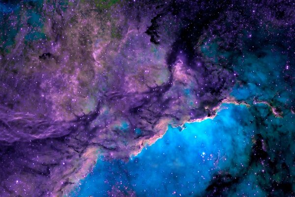 Очаровательная фиолетовая туманность, наполненная свечением звёзд