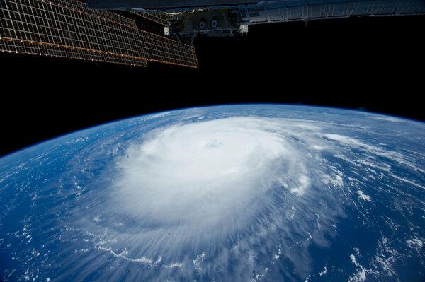 Масштаб надвигающегося урагана на земле