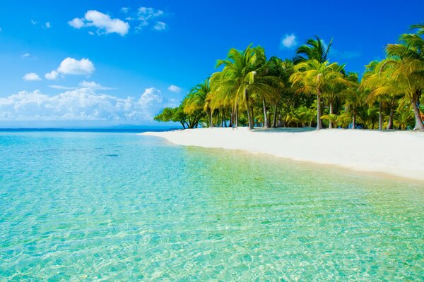 Vista del mare con la spiaggia e cielo con le nuvole