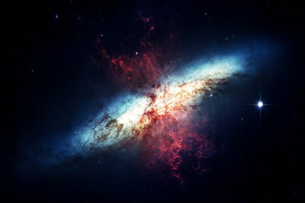 Галактика похожа на взрыв в космосе