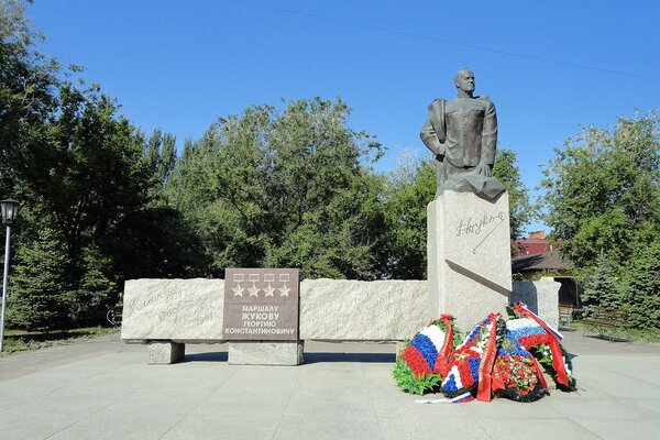 Denkmal für Schukow im großen Wolgograd