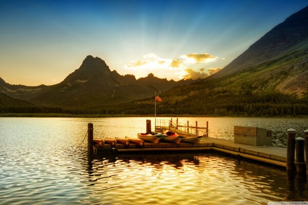 Paysage de montagne et de mer au coucher du soleil